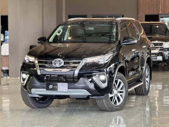 TOYOTA HILUX SW4 2.8 SRX 4X4 7 LUGARES 16V TURBO INTERCOOLER DIESEL 4P AUTOMÁTICO